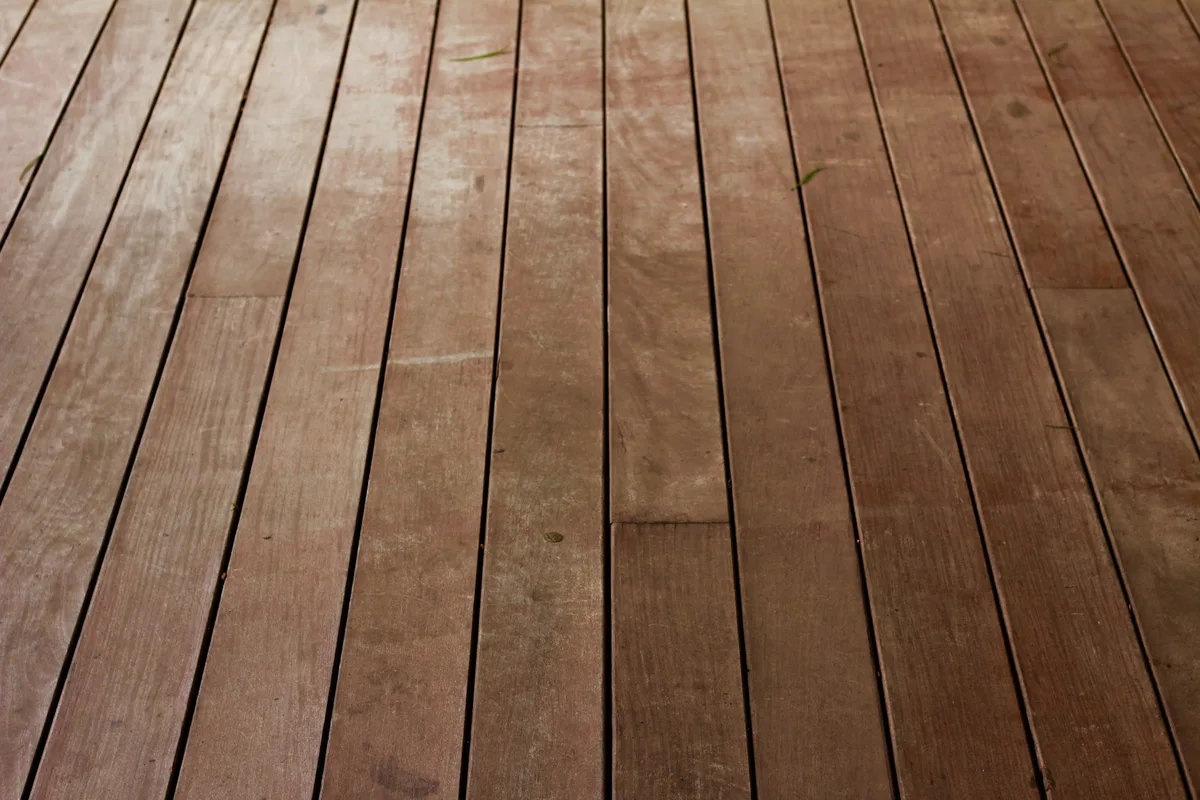 Hardhouten vlonderplanken met een spleet van zes millimeter